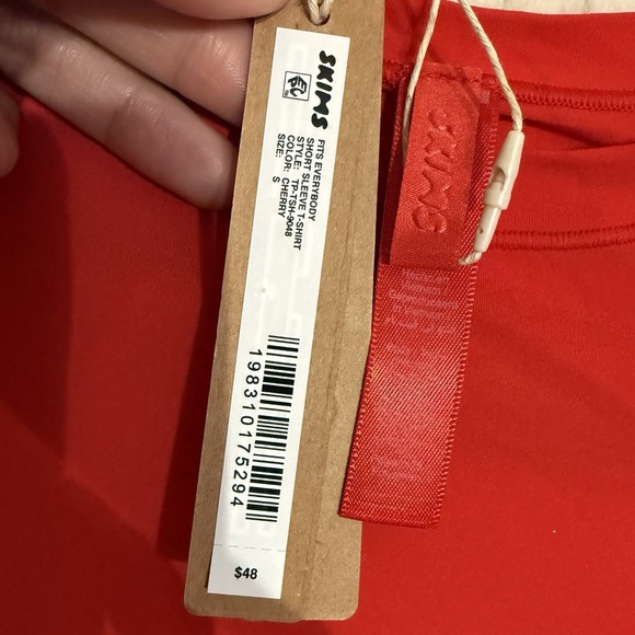 Skims Fits Everybody Short Sleeve T-Shirt Cherry Red Size Small NWT - Picture 2 of 8